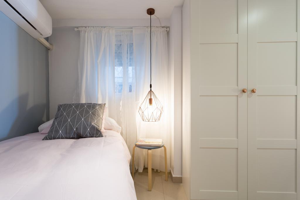 Apartamentos Diaber Gerona 22 Sevilla Bagian luar foto
