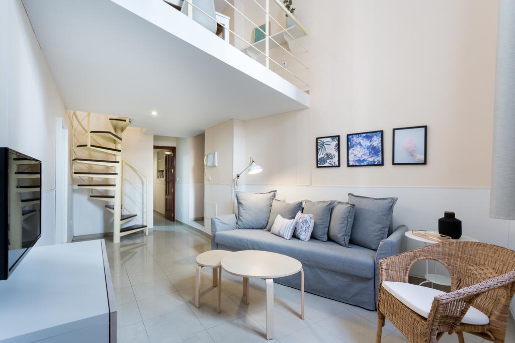 Apartamentos Diaber Gerona 22 Sevilla Bagian luar foto