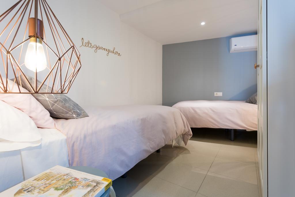 Apartamentos Diaber Gerona 22 Sevilla Bagian luar foto