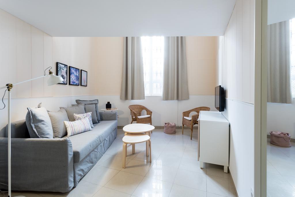 Apartamentos Diaber Gerona 22 Sevilla Bagian luar foto