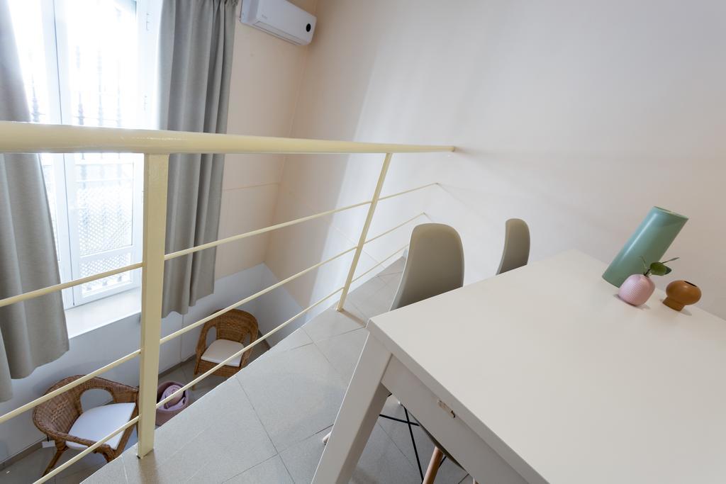 Apartamentos Diaber Gerona 22 Sevilla Bagian luar foto