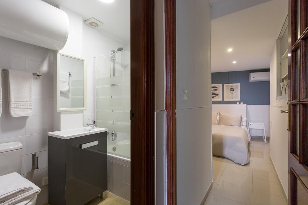 Apartamentos Diaber Gerona 22 Sevilla Bagian luar foto
