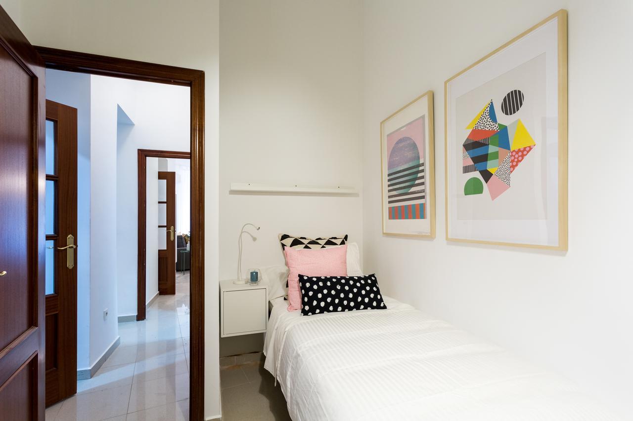 Apartamentos Diaber Gerona 22 Sevilla Bagian luar foto