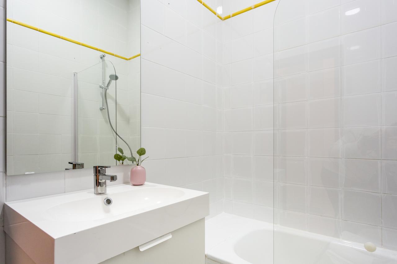 Apartamentos Diaber Gerona 22 Sevilla Bagian luar foto