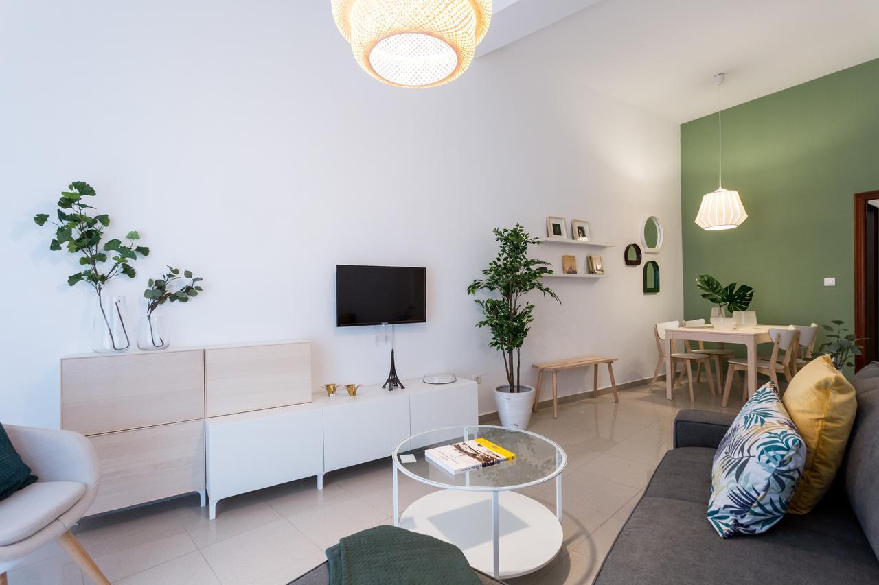 Apartamentos Diaber Gerona 22 Sevilla Bagian luar foto