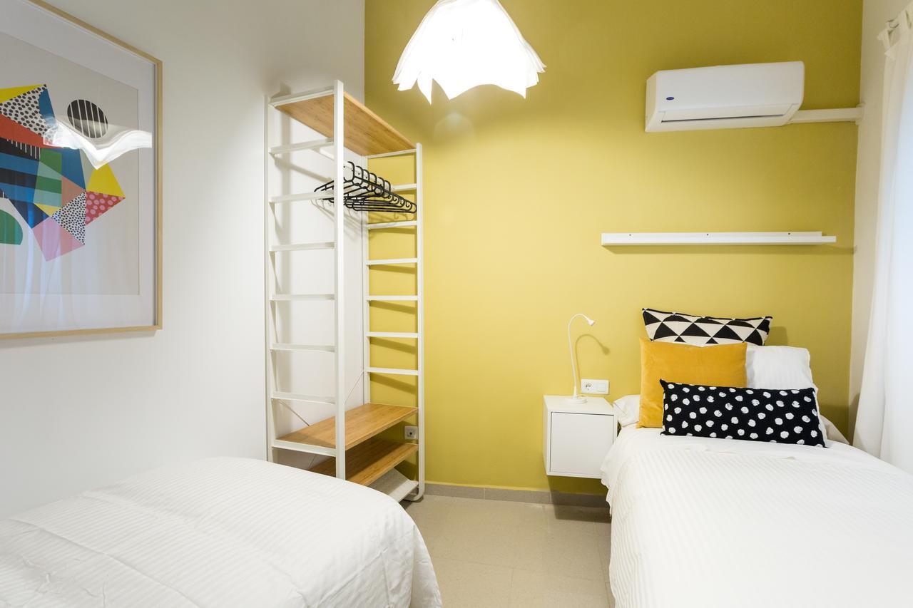 Apartamentos Diaber Gerona 22 Sevilla Bagian luar foto
